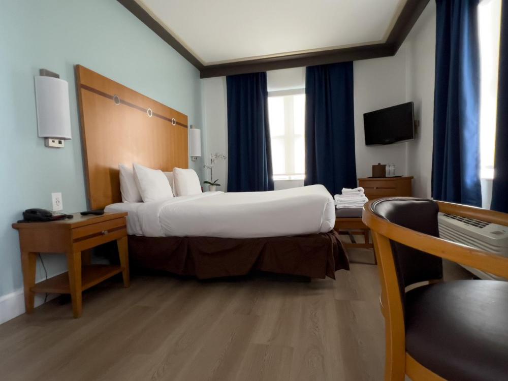 King Room with Roll-in Shower - Mobility Access/Non-Smoking interior