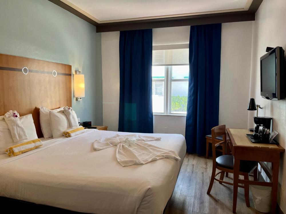 Queen Room with Partial Ocean View, Non-Smoking interior