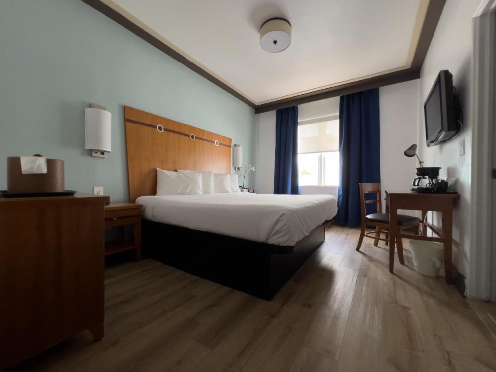 King Room - Non-Smoking interior
