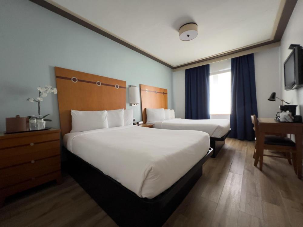 Double Room with Two Double Beds and Partial Ocean View - Non-Smoking interior